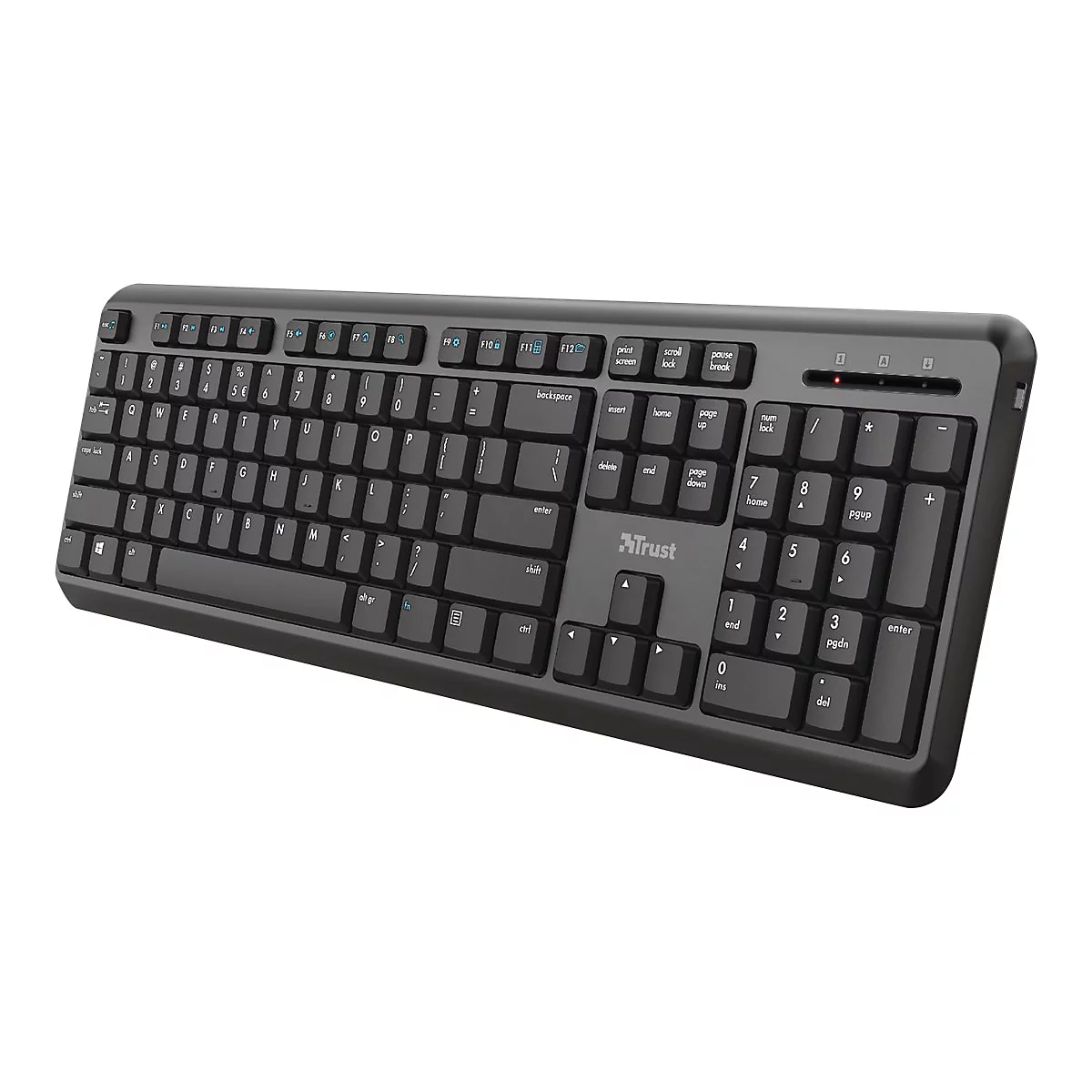 Schwarze Trust Tastatur im QWERTZ-Layout isoliert vor weißem Hintergrund.