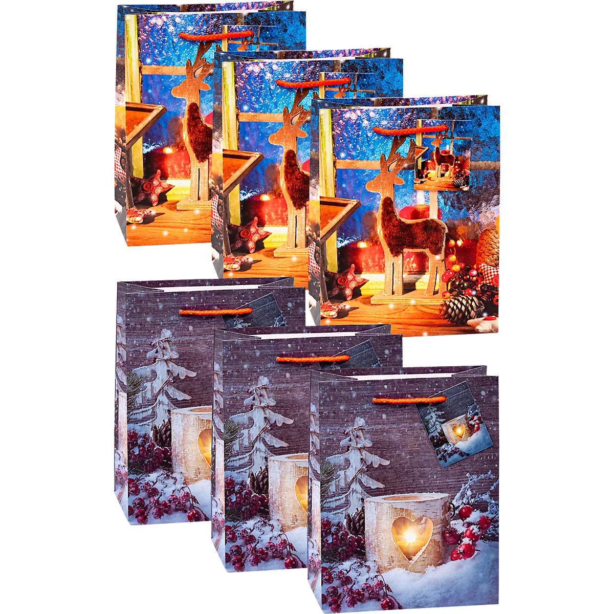 Meerdere cadeautassen met kerstmotieven, rendier en kaars, op een witte achtergrond.