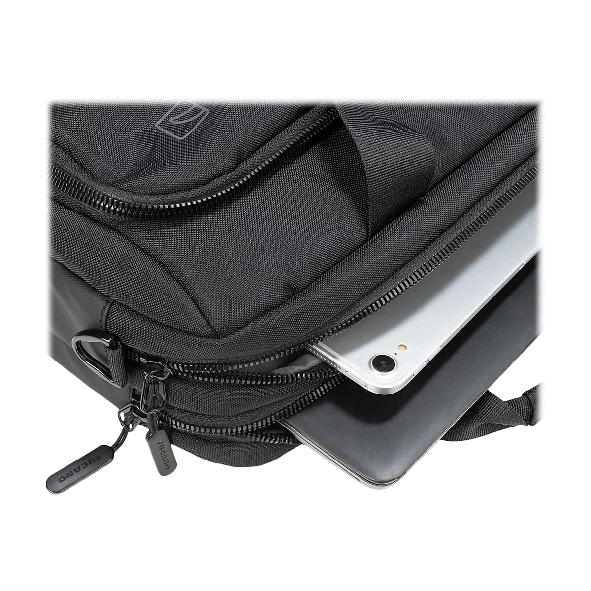 Nahaufnahme einer schwarzen UmhÃ¤ngetasche, mit ReiÃŸverschlÃ¼ssen und einem herausragenden Tablet.