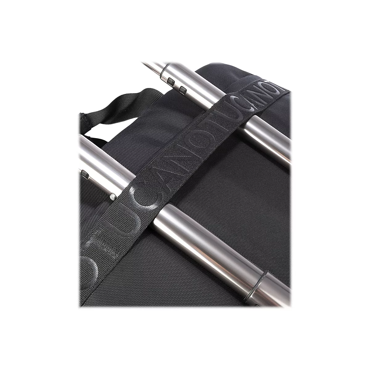 Detaileinblick auf eine schwarze Tasche mit silbernen Metallteilen. Ein schwarzer Gurt mit der Aufschrift CANOTUCANO liegt Ã¼ber den Metallteilen.