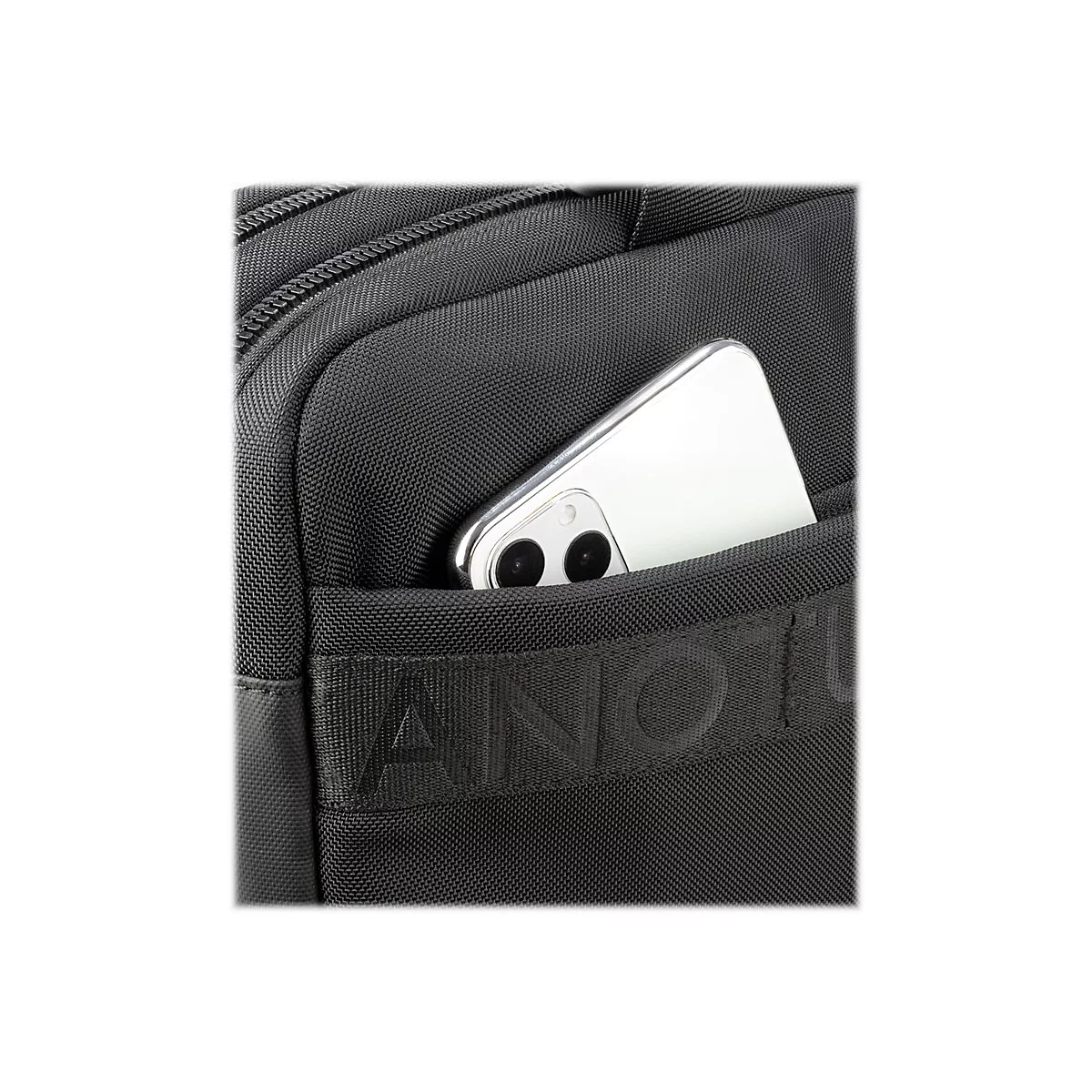Detailaufnahme einer schwarzen Tasche mit einer Handytasche, in der ein silbernes Smartphone steckt. Auf dem Band steht 'ANOTU'.