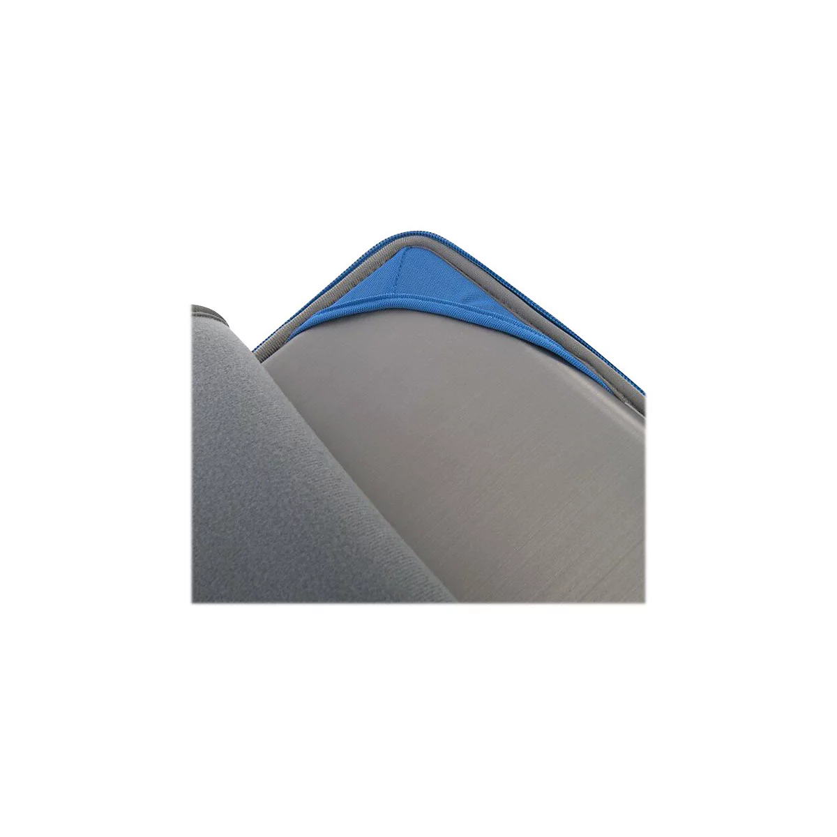 Nahaufnahme eines grauen, texturierten Materials mit blauem Rand. Eine Ecke ist nach oben gefaltet.