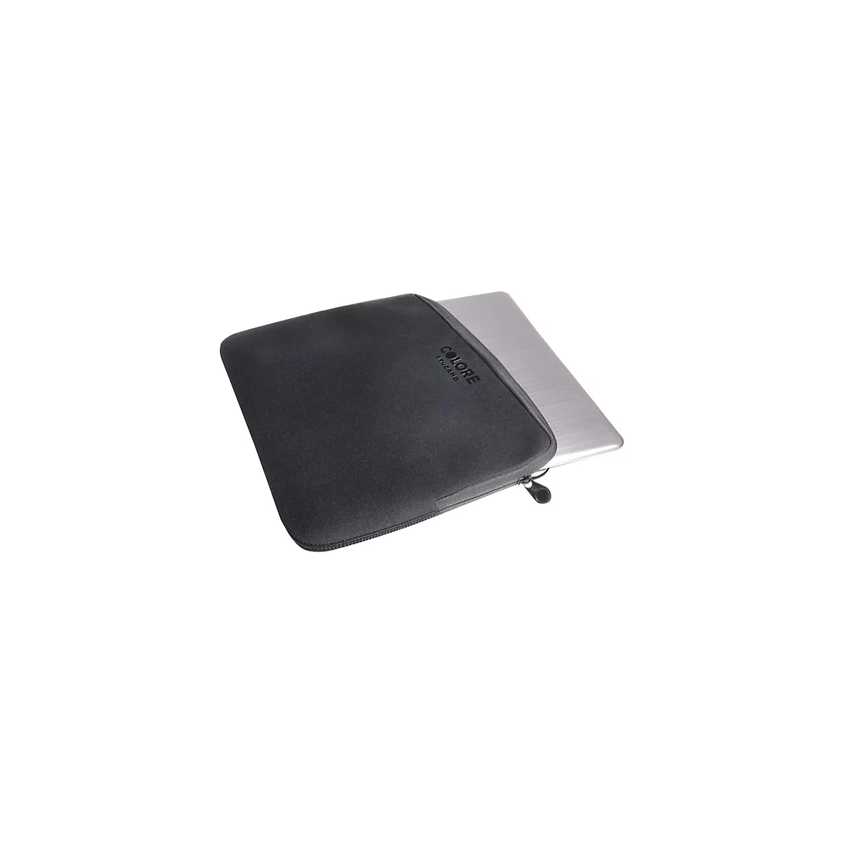 Schwarze Laptoptasche mit teilweisem silbernen Laptop. Auf der Tasche steht COLORE TUCANO.