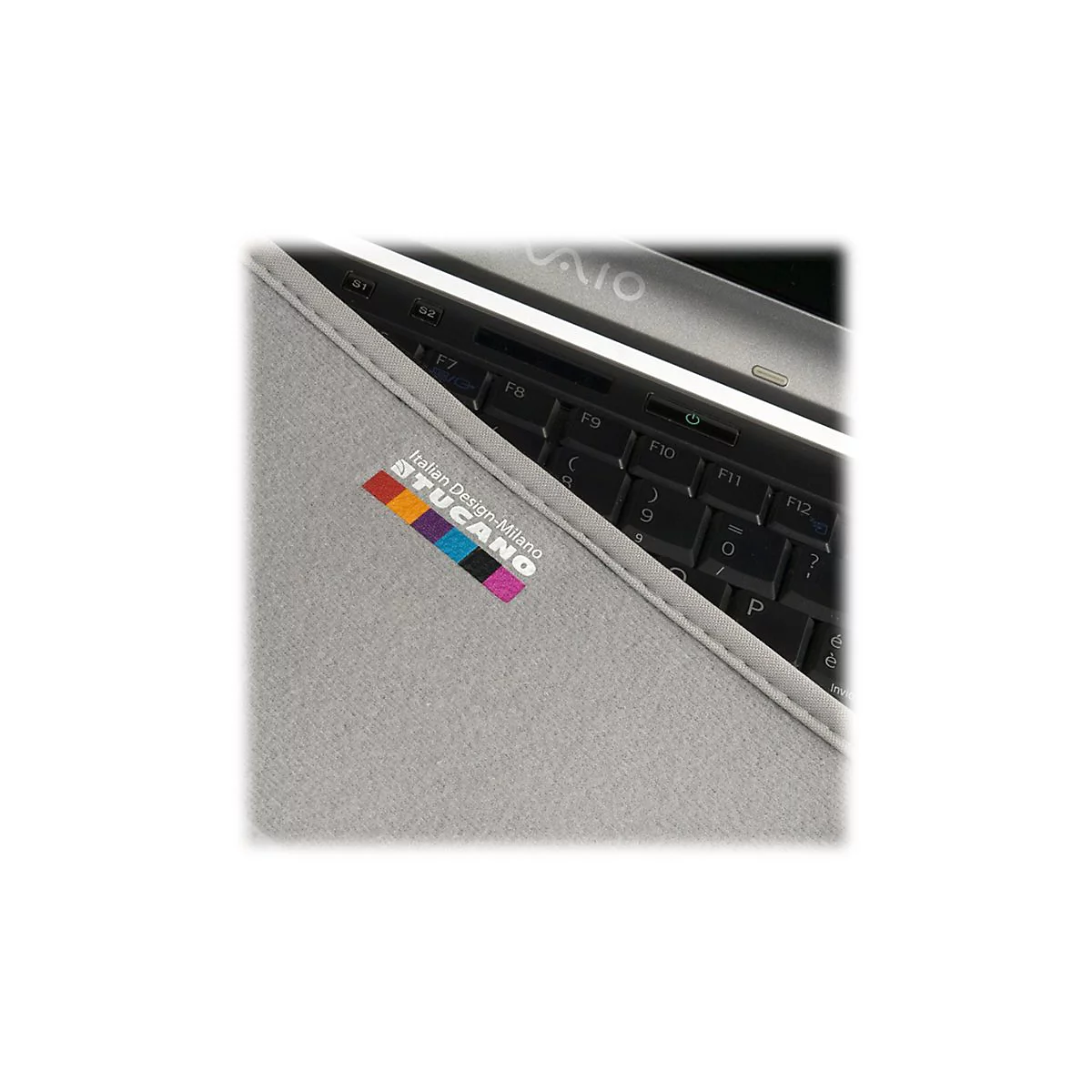 Hellgraue LaptophÃ¼lle mit mehrfarbigem Logo und Tastatur im Hintergrund.