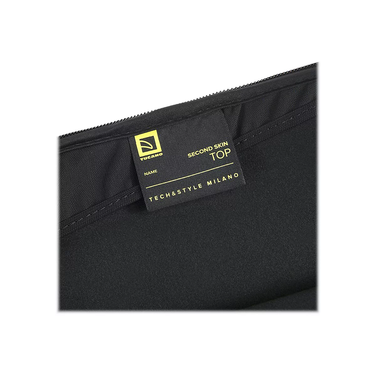 Schwarzes Etikett mit gelbem Schriftzug: Second Skin Top, Tech&Style Milano und Tucano Logo.