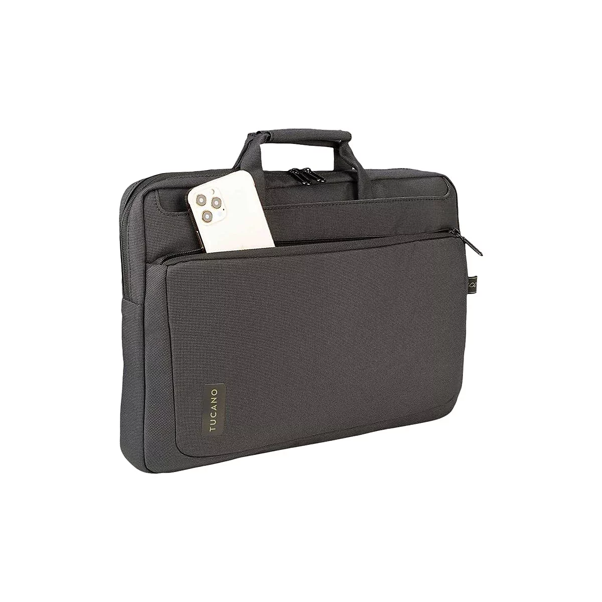 Schwarze Laptoptasche mit Smartphone in der Fronttasche, Griff oben. Auf der Tasche steht Tucano.