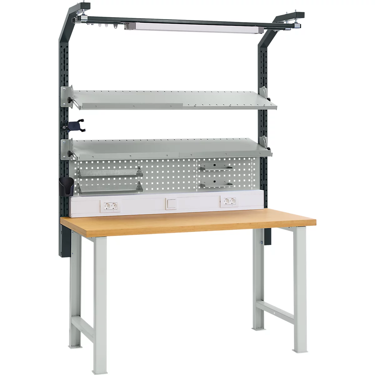 Werkbank mit grauen Regalen, Lochplatte, Steckdosen und heller Holzplatte.