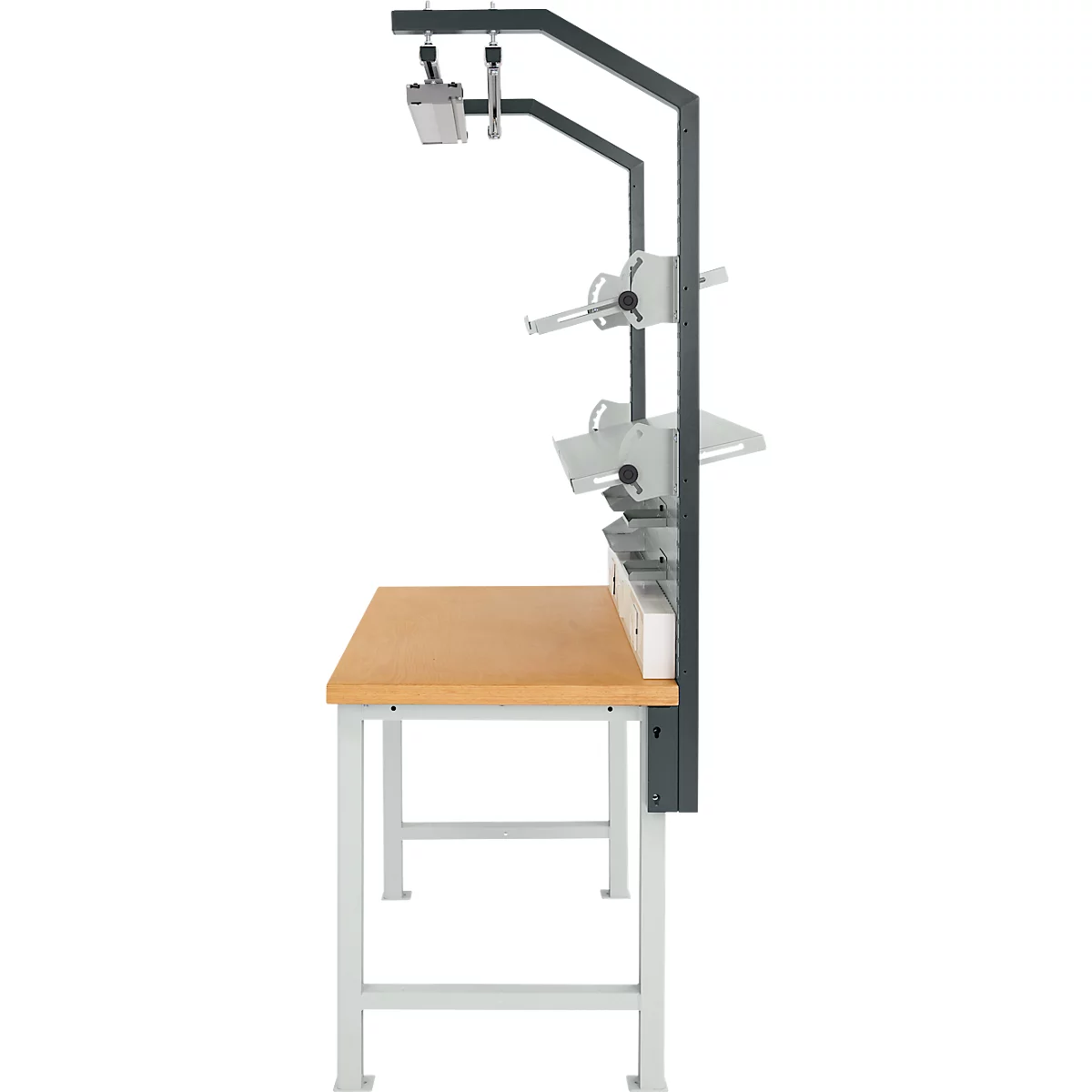 Arbeitstisch mit Beleuchtung. Heller Holztisch, graues Metallgestell, graue Beleuchtungsvorrichtung.