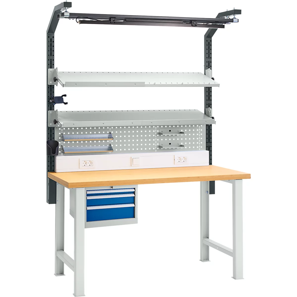 Werkbank mit Regalen, Lochwand, Schubladen und Beleuchtung. Hellgraue Metallkonstruktion, Tischplatte in Holzoptik.