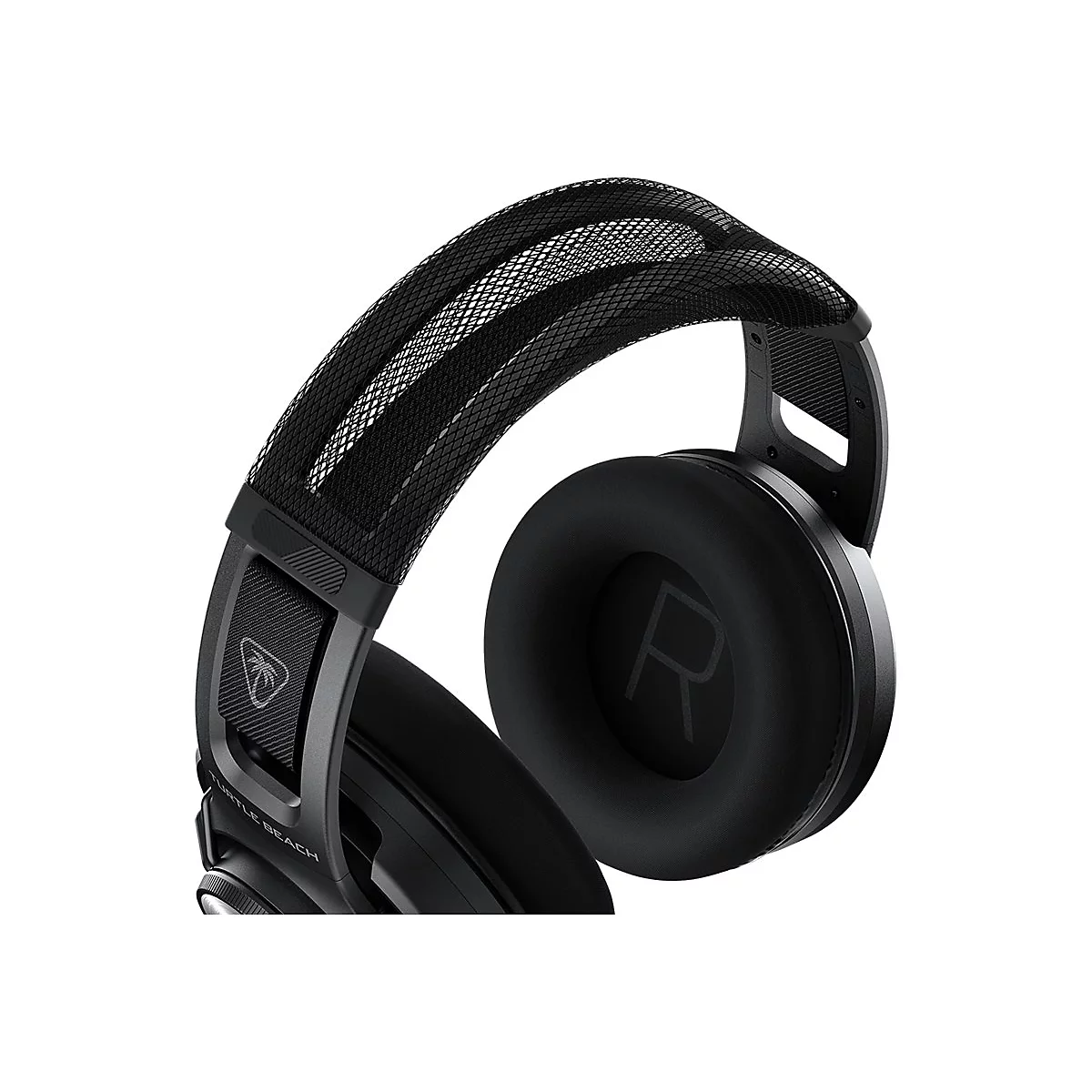 Gros plan sur un casque Turtle Beach noir. L'arceau est doté d'un motif en mesh noir. Un grand "R" est visible sur l'écouteur.
