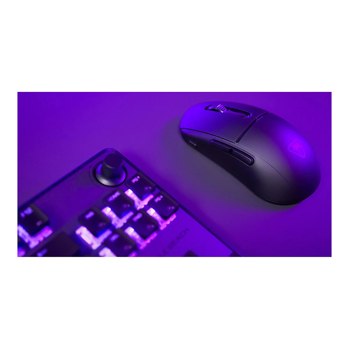 Draufsicht auf eine Gaming-Maus und einen Teil einer Tastatur, die in Violett beleuchtet sind. Auf der Maus ist ein Logo zu sehen.
