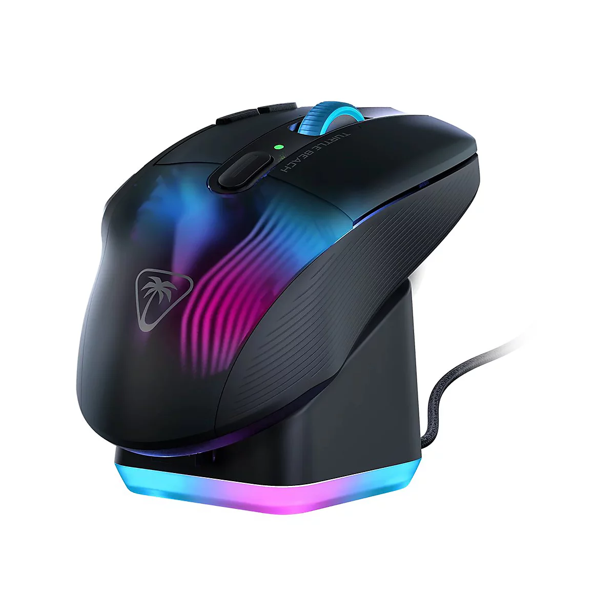 Schwarze Gaming-Maus mit farbiger Beleuchtung, steht auf Ladestation. Auf der Maus steht Turtle Beach.