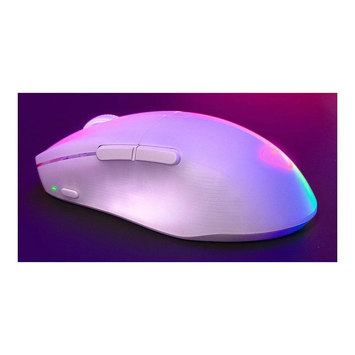 Eine weiße, ergonomische Gaming-Maus mit Seitentasten, die von bunten Lichtern beleuchtet wird.