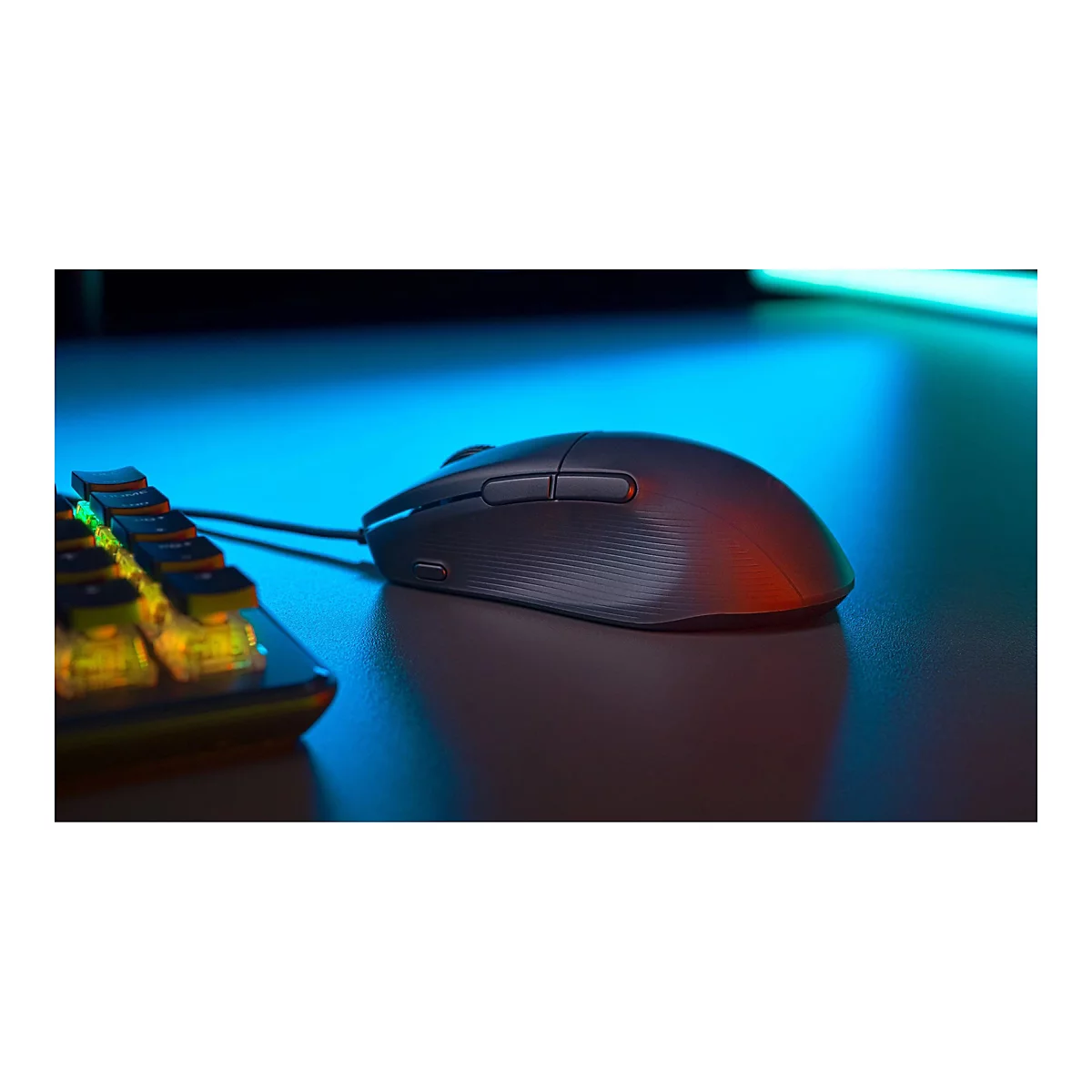 Eine Nahaufnahme zeigt eine schwarze Gaming-Maus mit einem farbenfrohen Keyboard im Hintergrund.