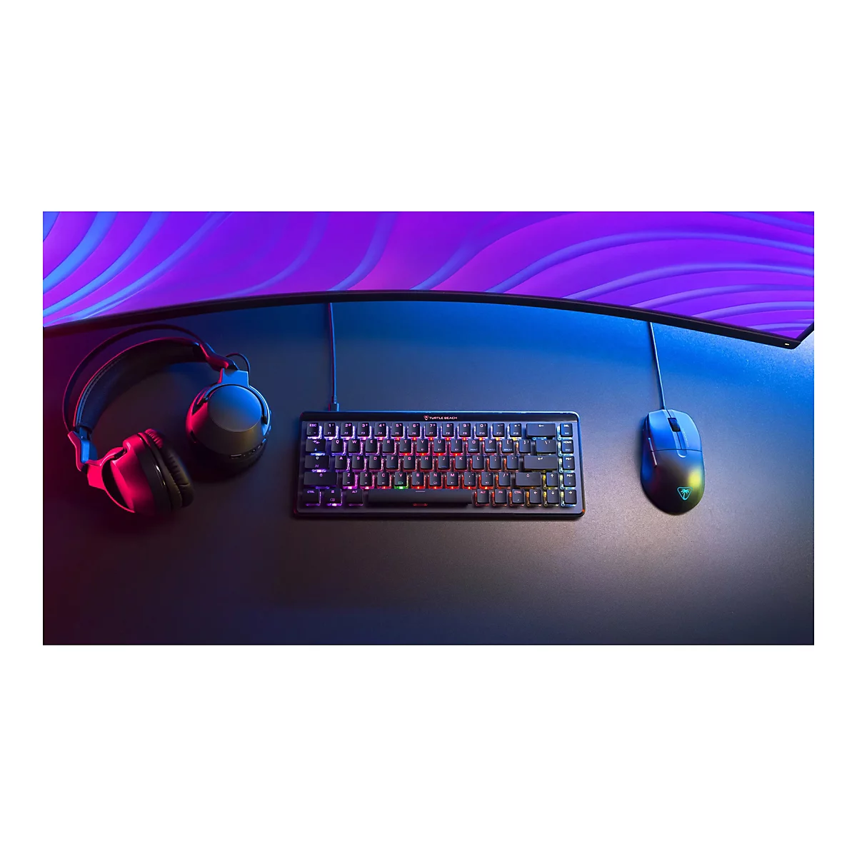 Schwarzes Gaming-Setup mit Tastatur, Maus und Kopfhörern. Die Tastatur ist beleuchtet, Hintergrund violett-blau.