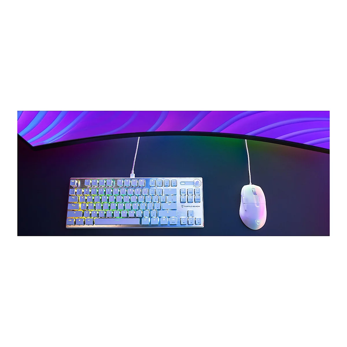 Un clavier de jeu blanc et une souris de jeu blanche sur une surface noire devant un écran incurvé avec des effets de lumière colorés.