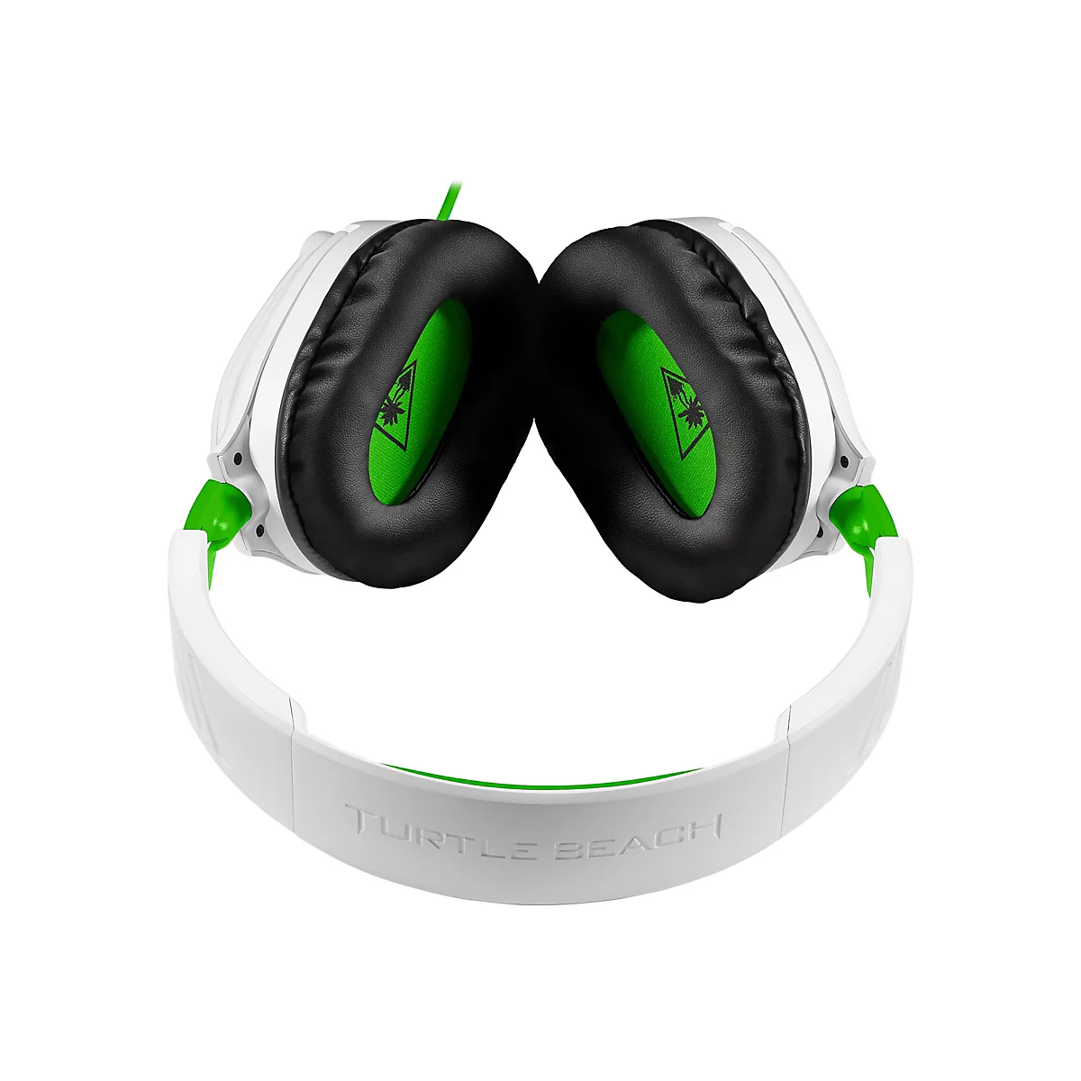 Hellweiße Turtle Beach Kopfhörer mit schwarzen Ohrmuscheln und grünen Akzenten. Auf den Ohrmuscheln ist das Logo abgebildet. Der Schriftzug "Turtle Beach" ist auf dem Bügel erkennbar.