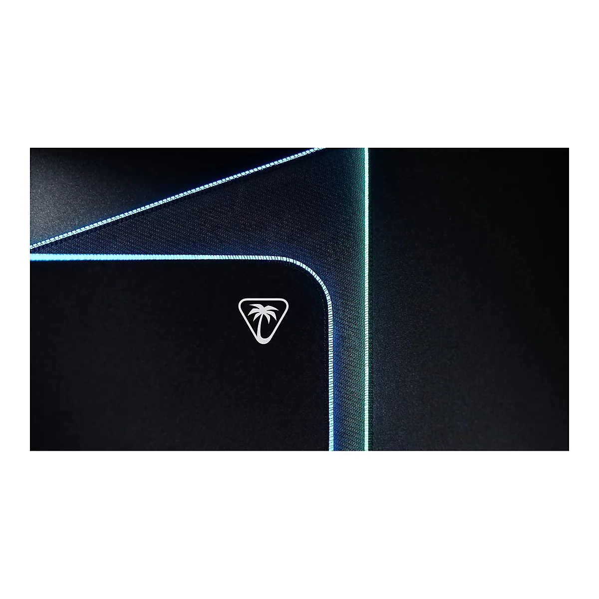 Nahaufnahme eines schwarzen Mauspads mit blauem Licht an den Rändern, das einen weißen Palmen-Logo-Ausschnitt aufweist.
