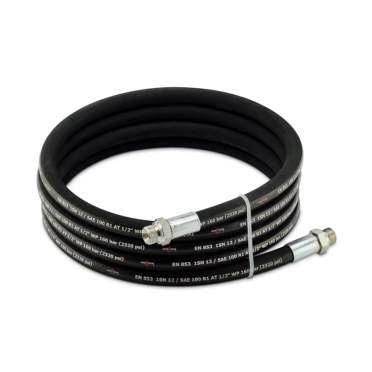 Un tuyau hydraulique noir enroulé. Connecteurs métalliques aux extrémités, texte sur le tuyau avec des données techniques.