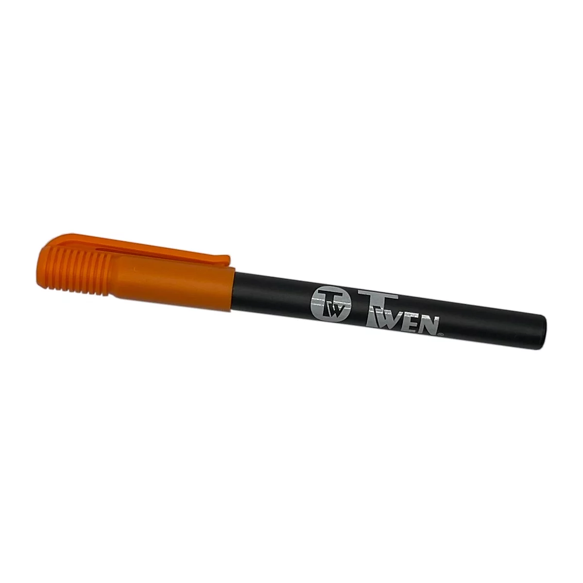 Marqueur orange avec manche noir. L'inscription "TWEN" est sur la tige. Le bouchon a une surface rainurée.