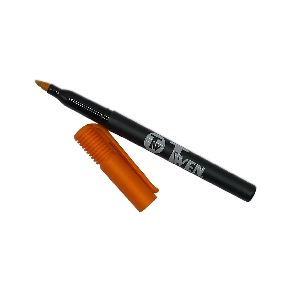Schwarzer Filzstift mit orangefarbener Kappe liegt auf weißem Grund. Auf dem Stift steht "TWEN".