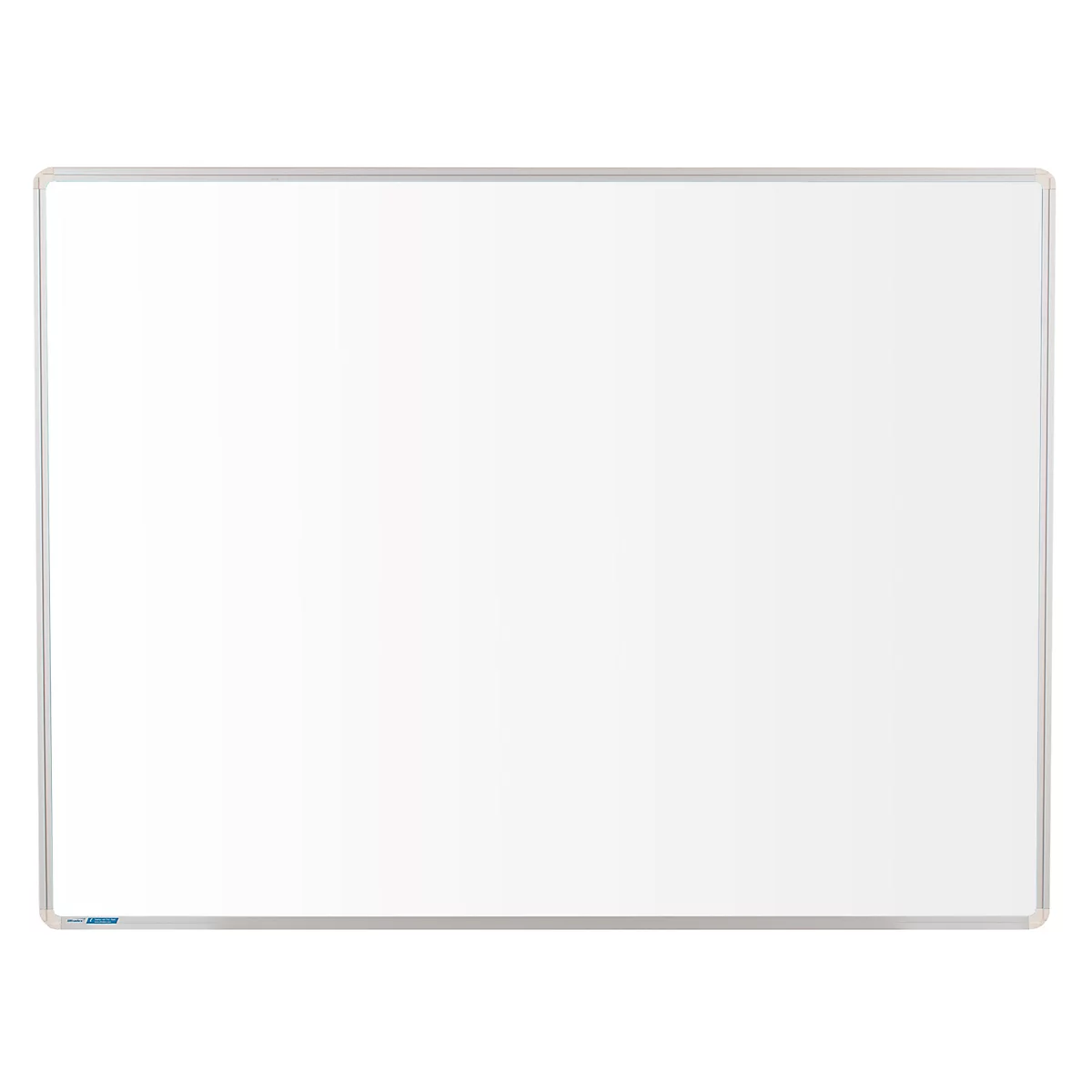 Rechteckiges Whiteboard mit glatter weißer Oberfläche und dünnem silbernem Aluminiumrahmen vor weißem Hintergrund.