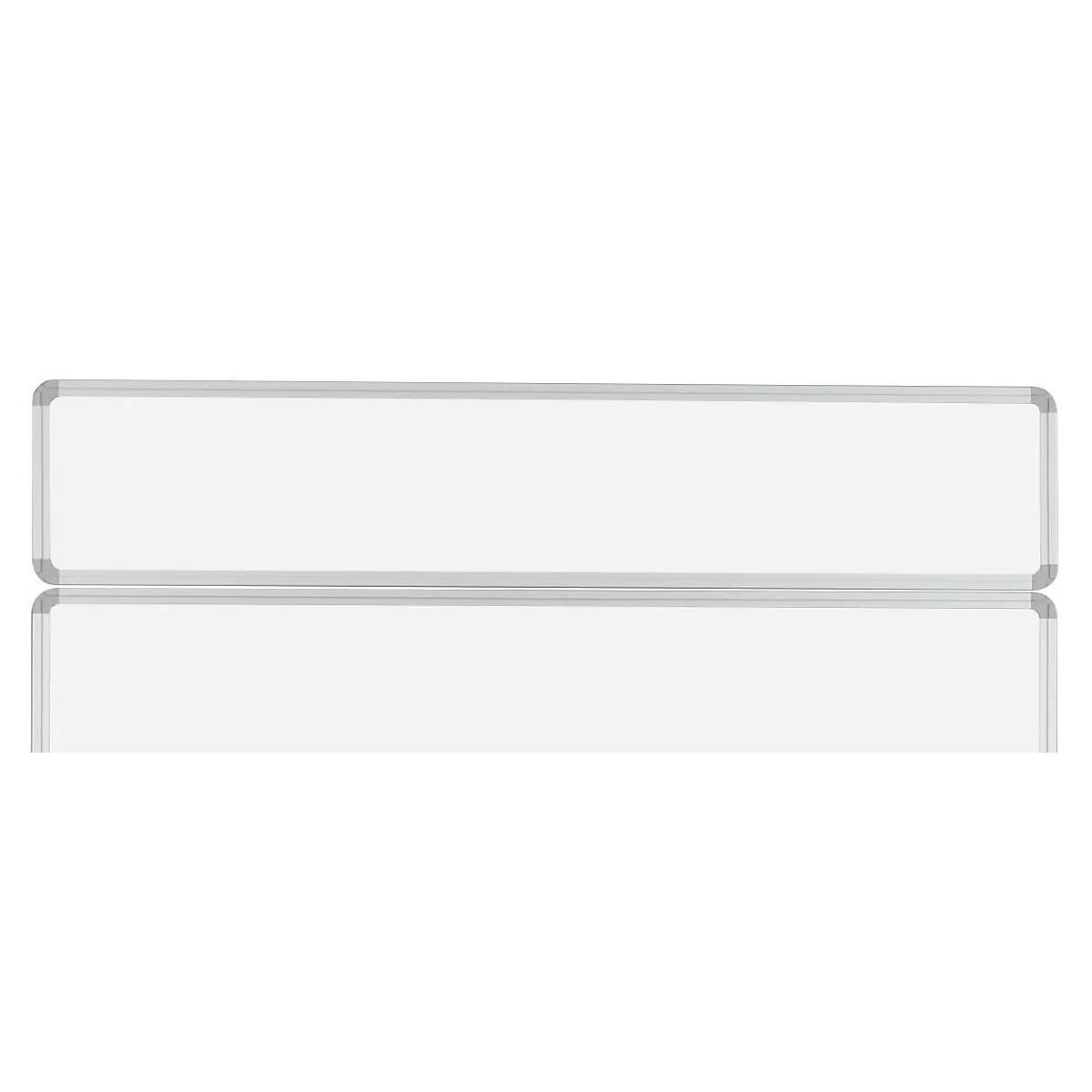 Ein leeres, weißes Whiteboard mit einem silbernen Aluminiumrahmen vor weißem Hintergrund.