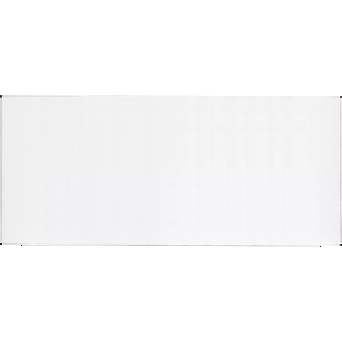 Leere, rechteckige weiße Tafel mit dünnem, silberfarbenem Rahmen.