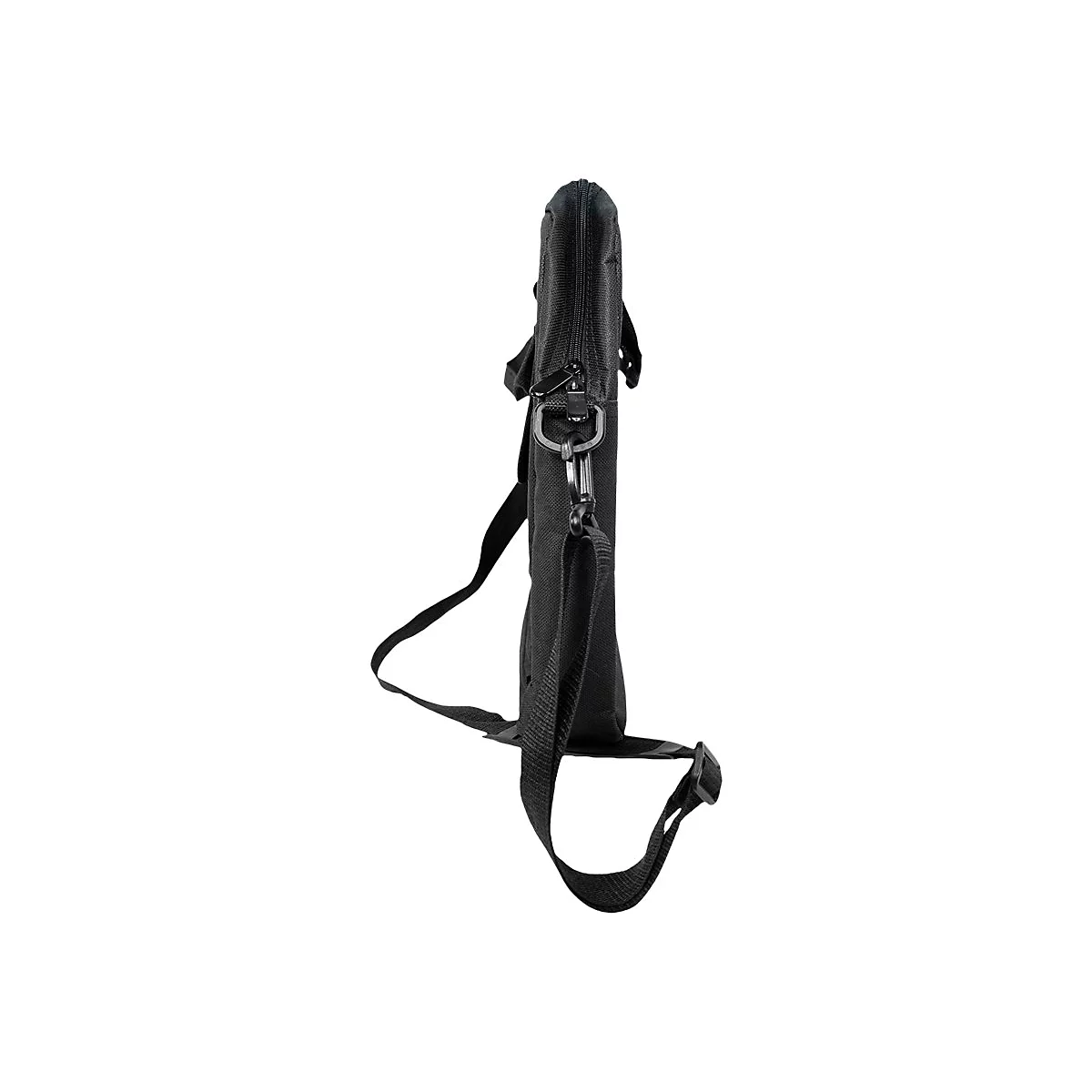 Seitliche Ansicht einer flachen, schwarzen Laptoptasche mit verstellbarem Schultergurt vor weißem Hintergrund.