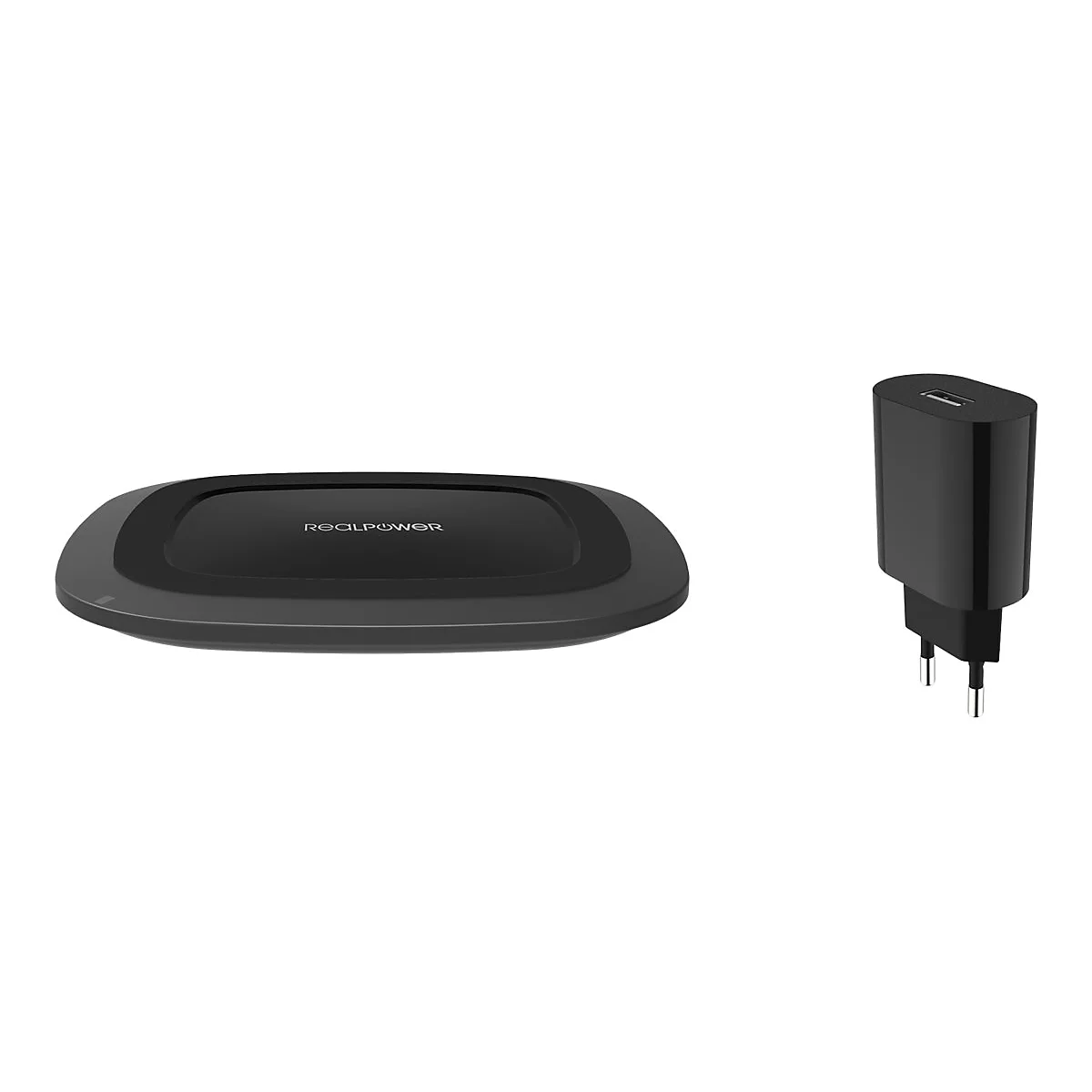 Schwarzes RealPower Induktions-Ladepad mit passendem USB-Steckernetzteil vor weißem Hintergrund.