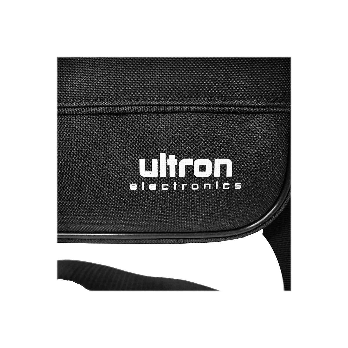 Nahaufnahme des schwarzen Textilgewebes einer Tasche mit dem weißen Logo Ultron Electronics.