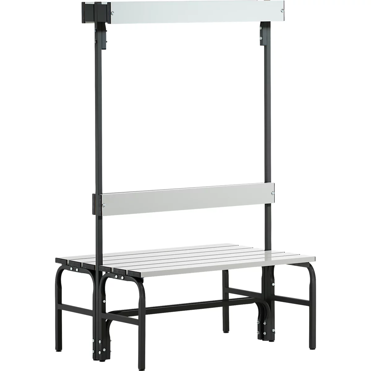 Grau-schwarze Sitzbank mit Rücklehne und einem Überbau. Gestell aus schwarzen Metallrohren, Sitzfläche aus grauen Leisten.
