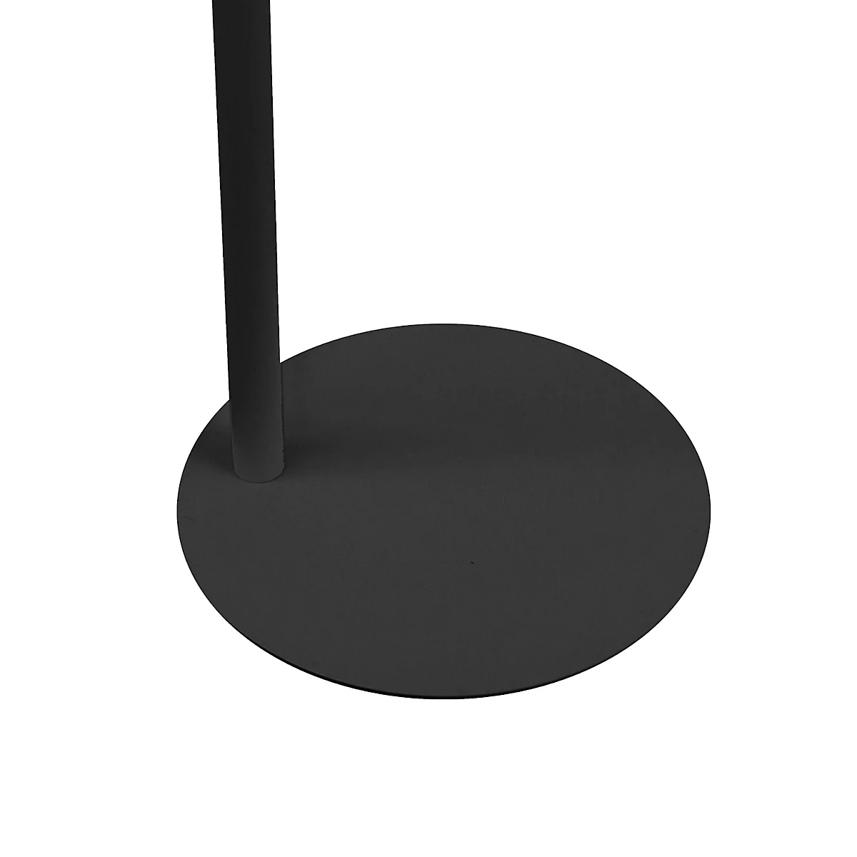 Pied de lampe en métal noir avec une base ronde et un poteau vertical, sur fond blanc.