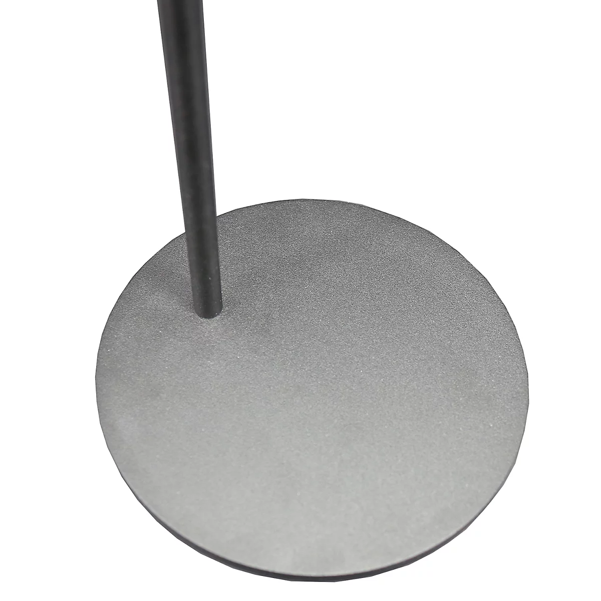 Gros plan sur la base ronde et grise d'un pied de microphone avec le pied.