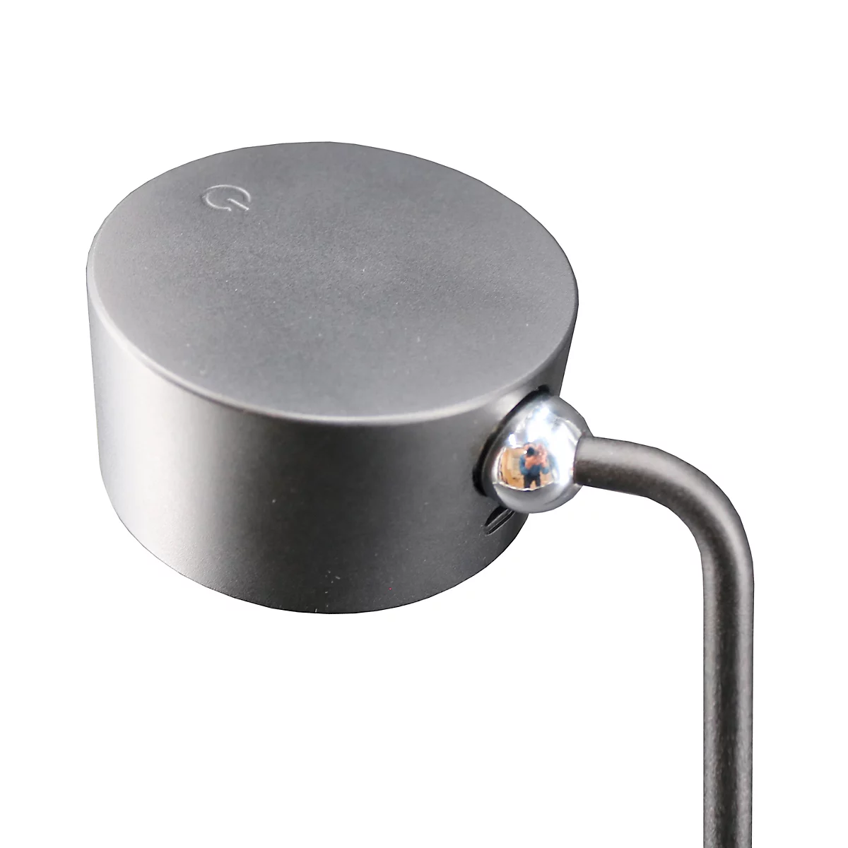 Grijze, cilindrische LED-lamp met een aan/uit-symbool aan de bovenkant. De lamp is bevestigd aan een gebogen, donkere arm.