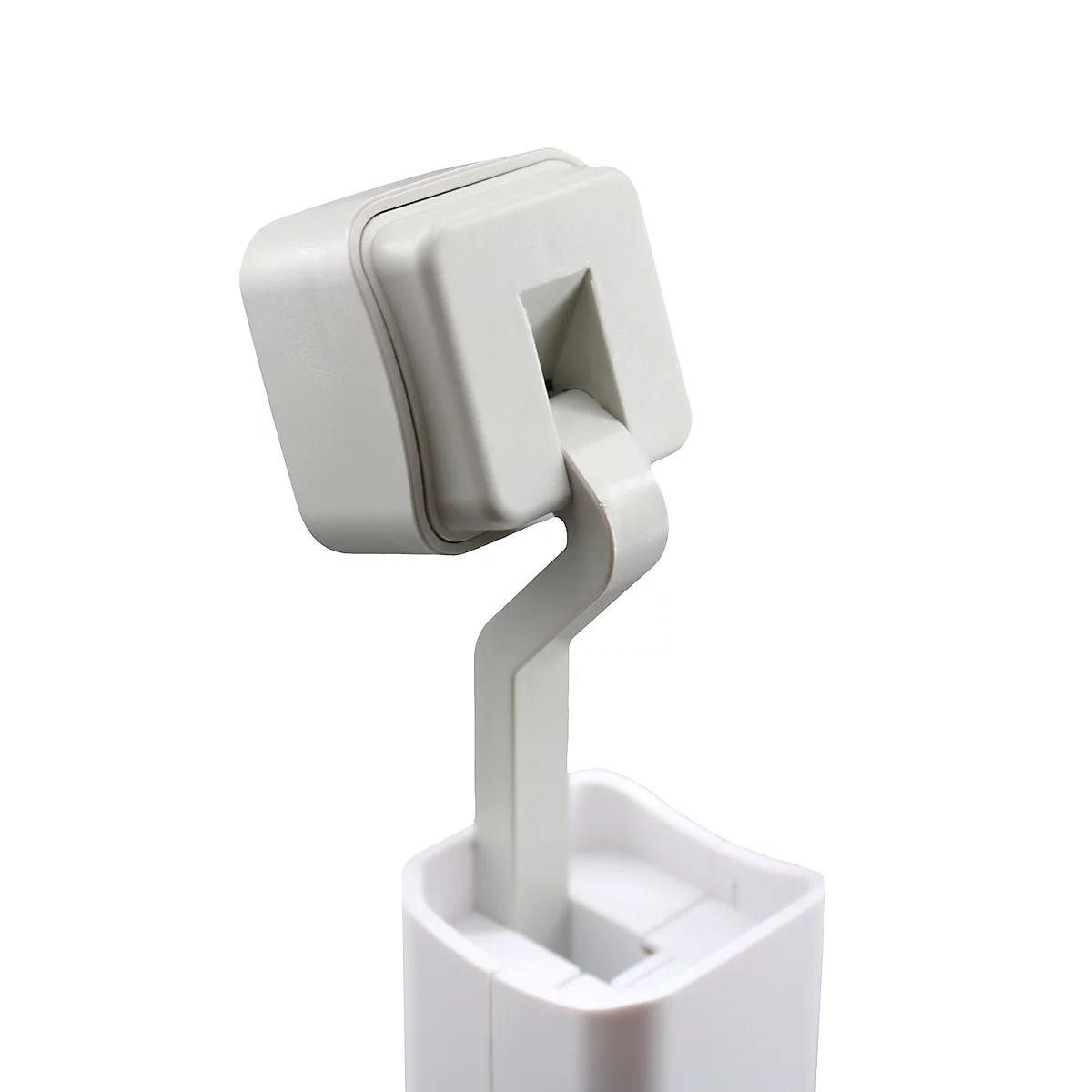 Graue Stecker mit quadratischer Aufnahme. Der Stecker befindet sich auf einem weißen Sockel.