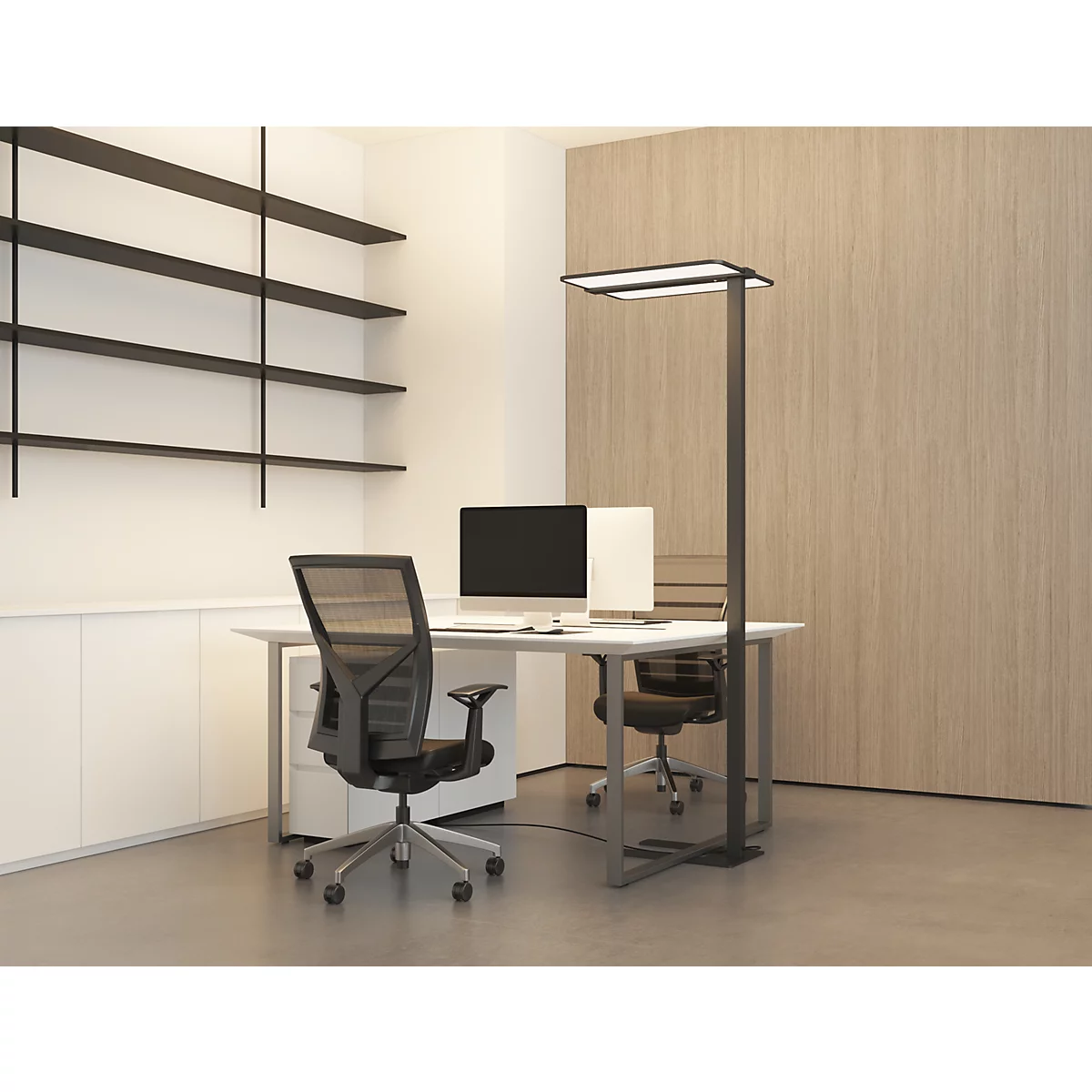 Kantoorwerkplek met bureau, twee bureaustoelen en een hoge, moderne vloerlamp voor een wand met houten panelen.
