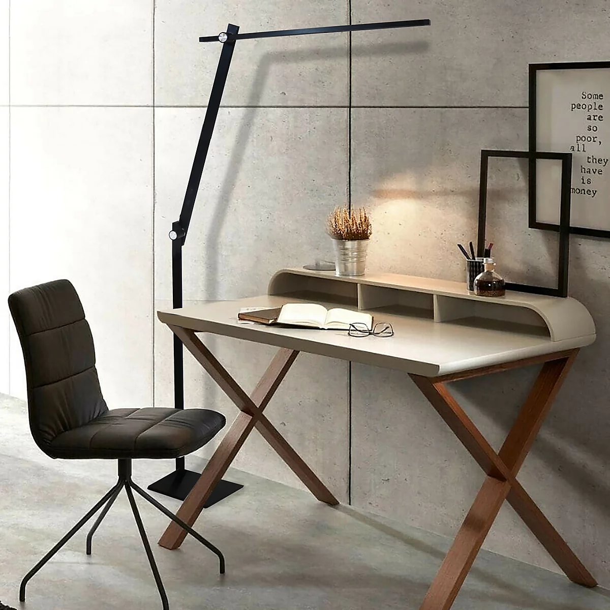 Moderner Schreibtisch mit Stuhl und Stehlampe in einem hellen Arbeitszimmer.