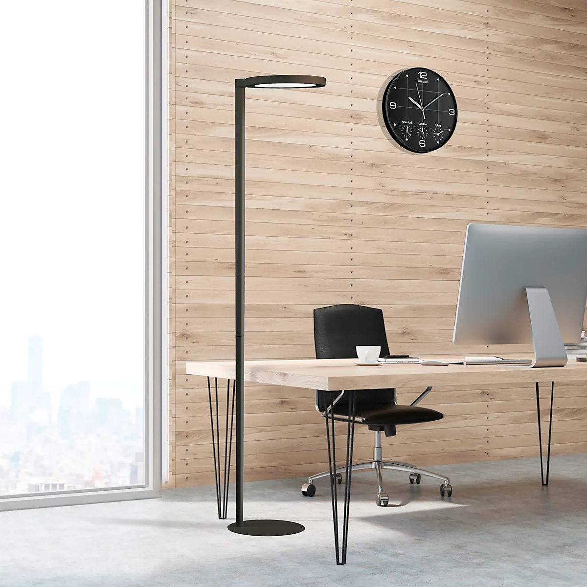 Schwarze Stehlampe im modernen Büro. Schreibtisch, Stuhl, Uhr und Fenster im Hintergrund. Holzverkleidung.