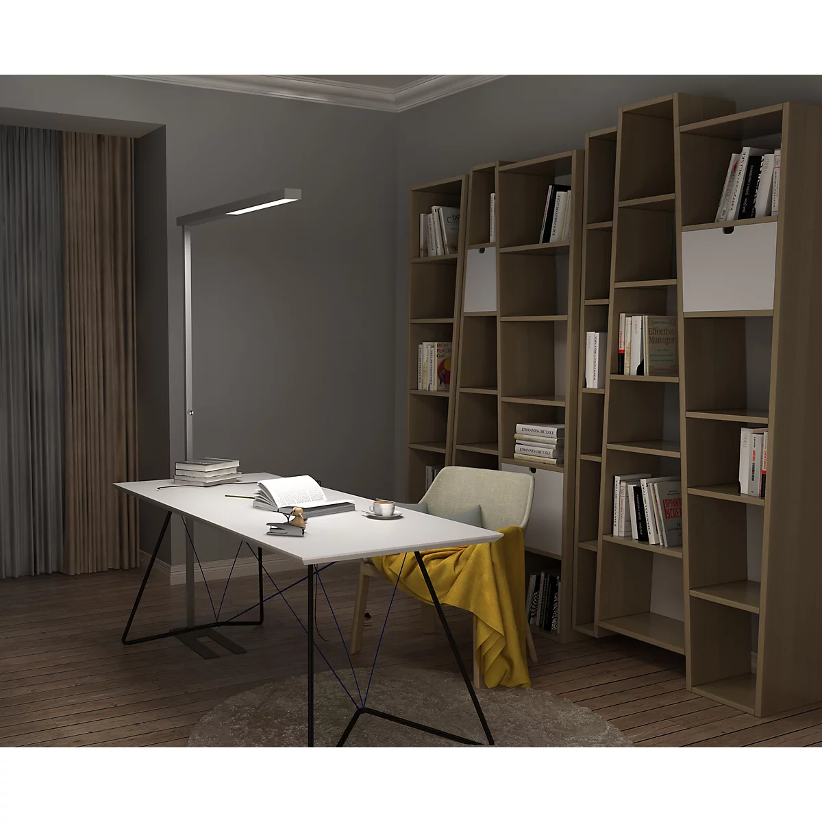 Ein moderner Schreibtisch mit Lampe und Stuhl, davor ein hohes Bücherregal in einem Wohnzimmer.