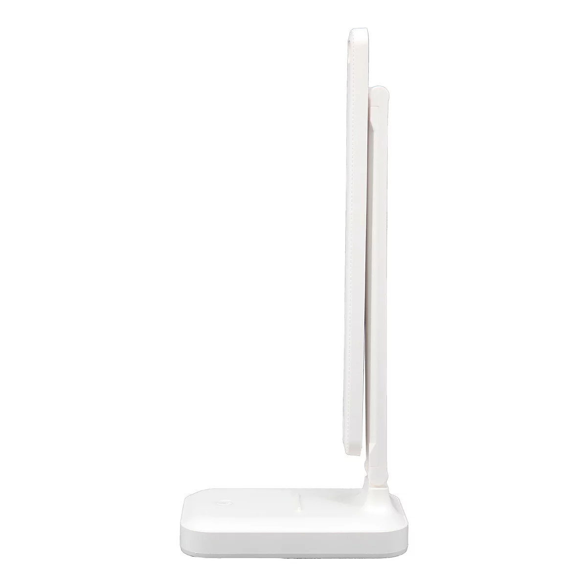 Een witte, opvouwbare bureaulamp, van de zijkant bekeken. Het bestaat uit een platte voet, een arm en een rechthoekige lampenkap.