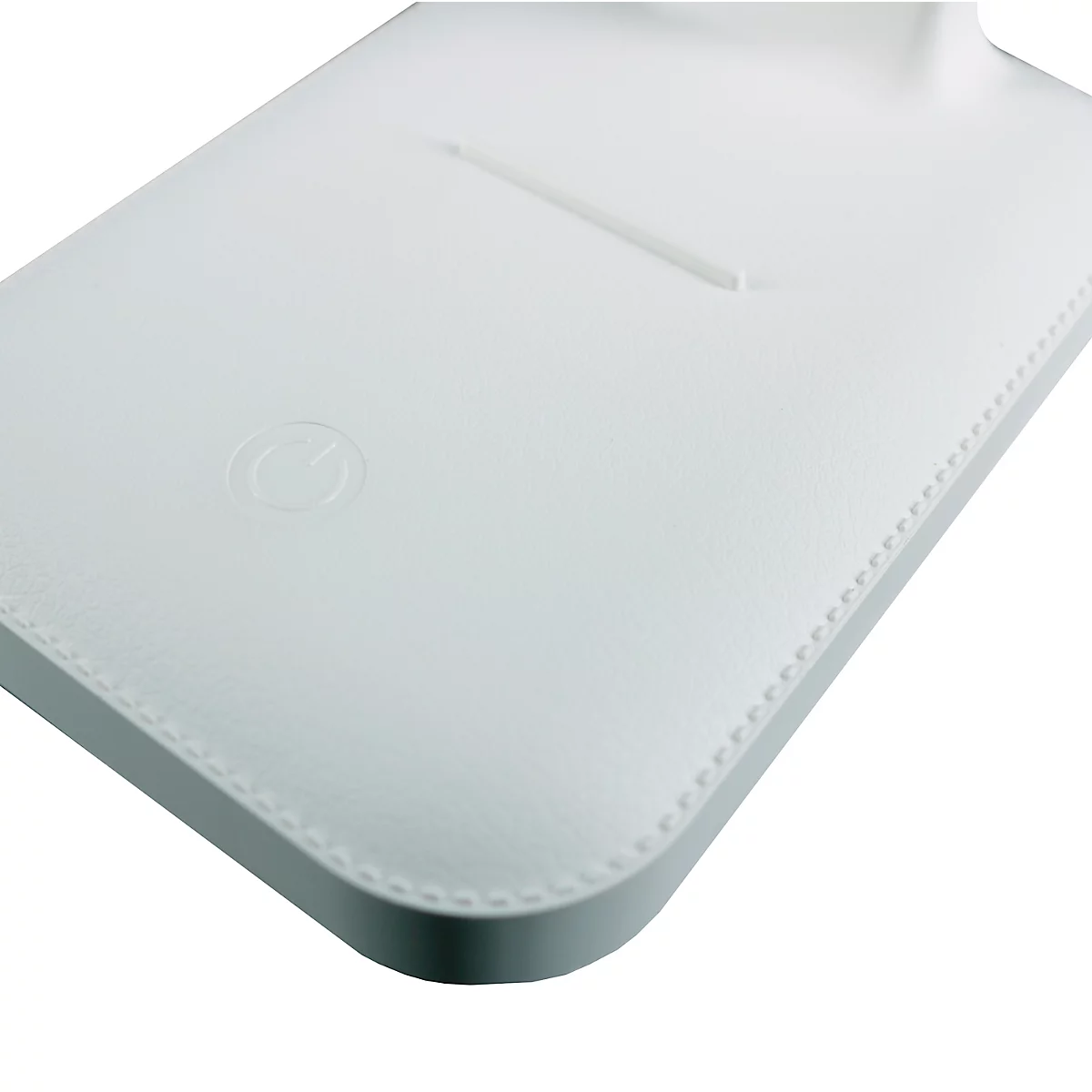 Close-up van een witte oplaadstation met een reliëflogo. Er is een smalle sleuf op het oppervlak.