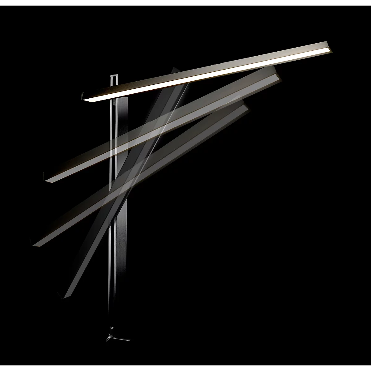 Een moderne, draaibare staande lamp badend in helder licht. De achtergrond is zwart.