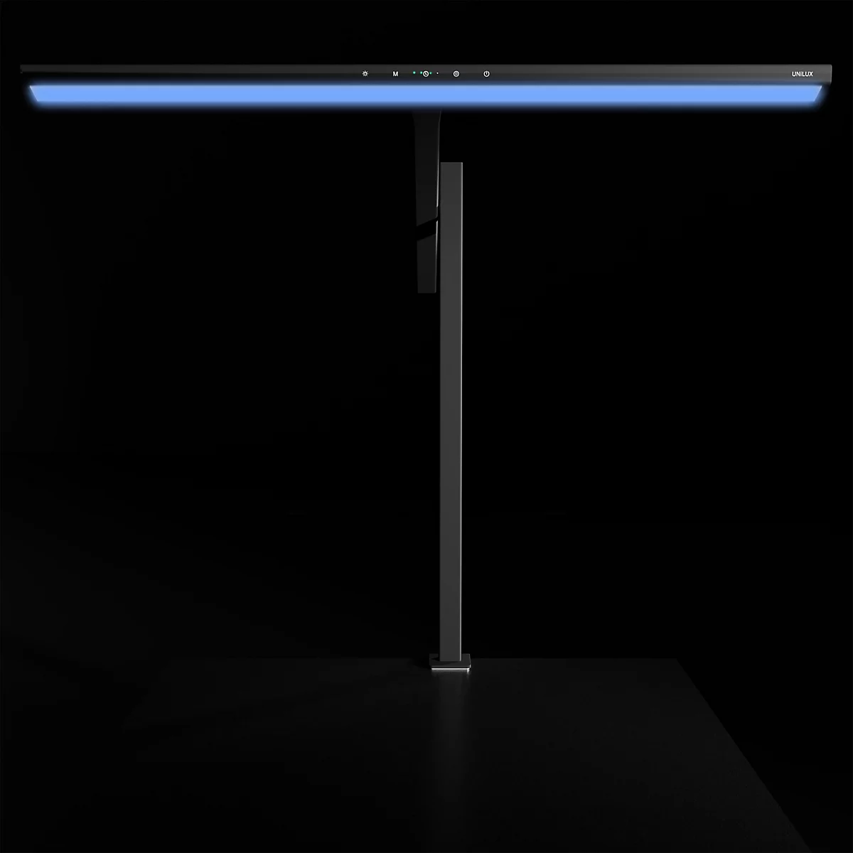 Moderne, schlanke Schreibtischleuchte mit blau leuchtendem Lichtbalken vor schwarzem Hintergrund.