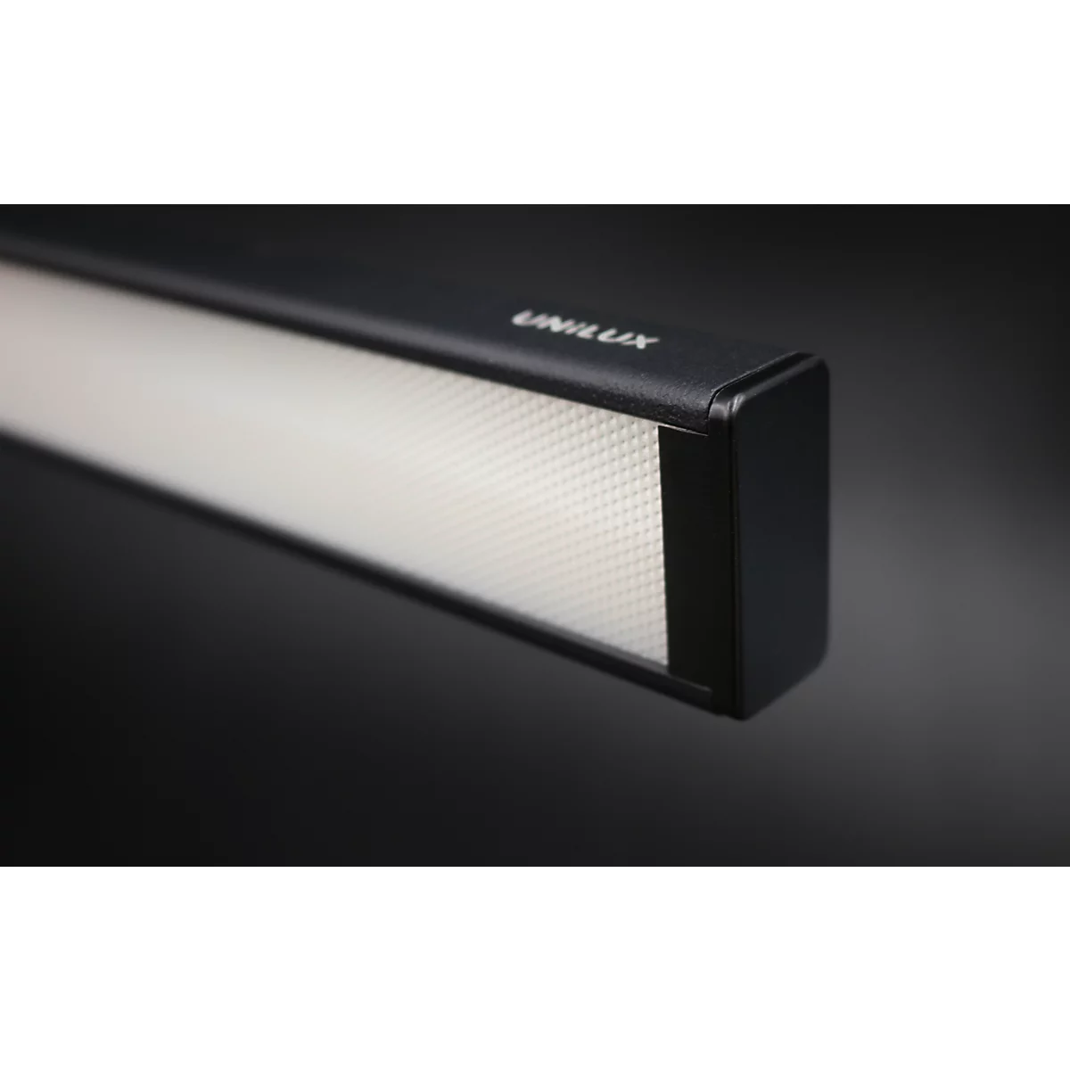 Nahaufnahme einer schwarzen LED-Leuchte mit diffuser Lichtfläche und Firmenlogo Unilux.