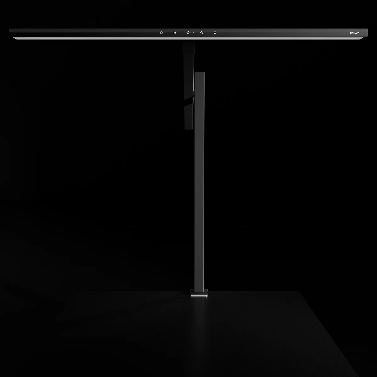 Schwarze, minimalistische Schreibtischlampe vor dunklem Hintergrund.