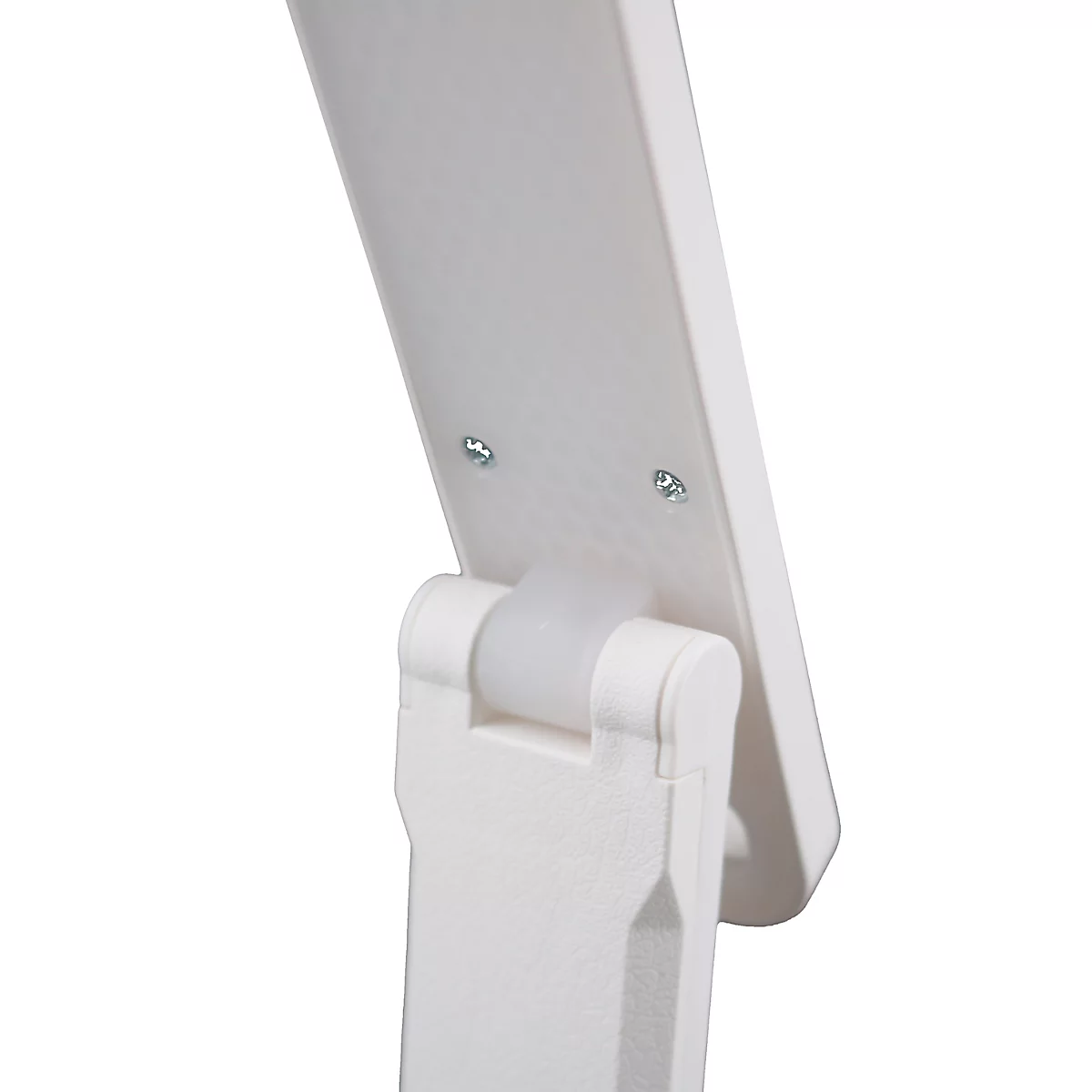 Detailaufnahme einer weißen Schreibtischlampe, Gelenk und Befestigungsschrauben gut sichtbar.