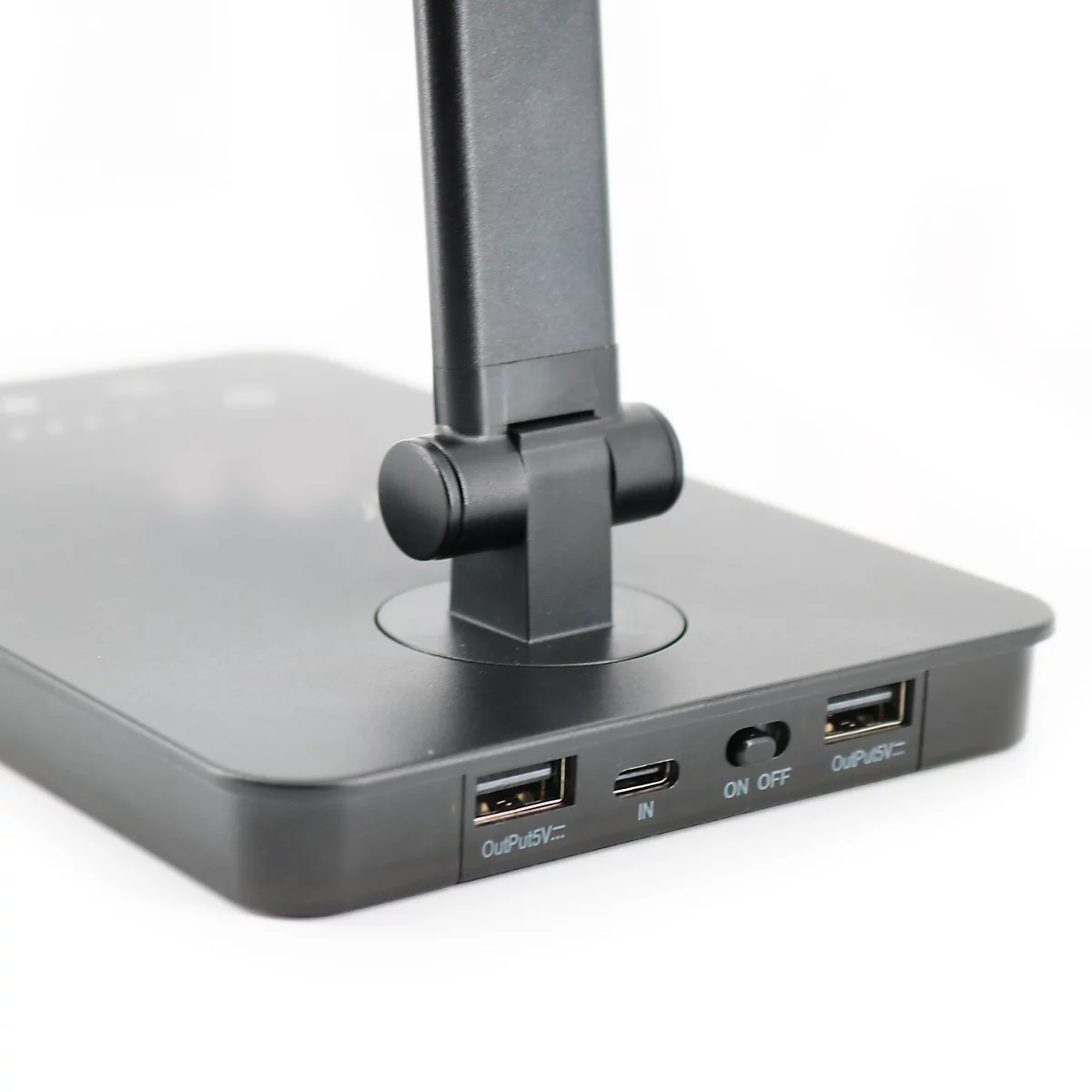 Nahaufnahme einer schwarzen Schreibtischlampe, Details der USB-Anschlüsse und Schalter.
