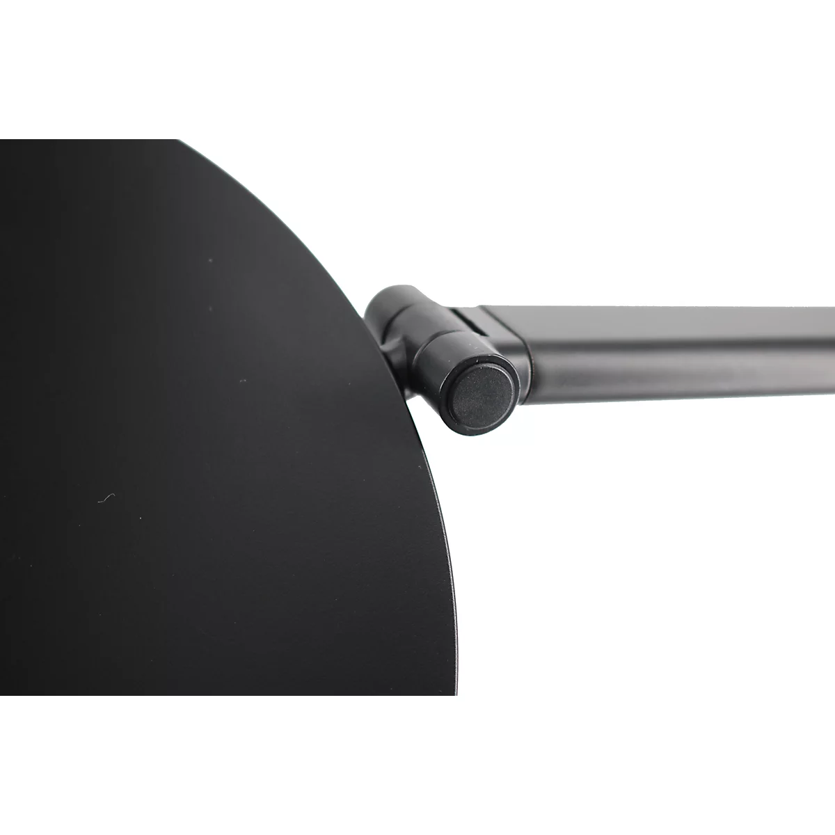 Nahaufnahme eines mattschwarzen Lampengelenks, das einen runden Lampenschirm mit einem Arm verbindet.