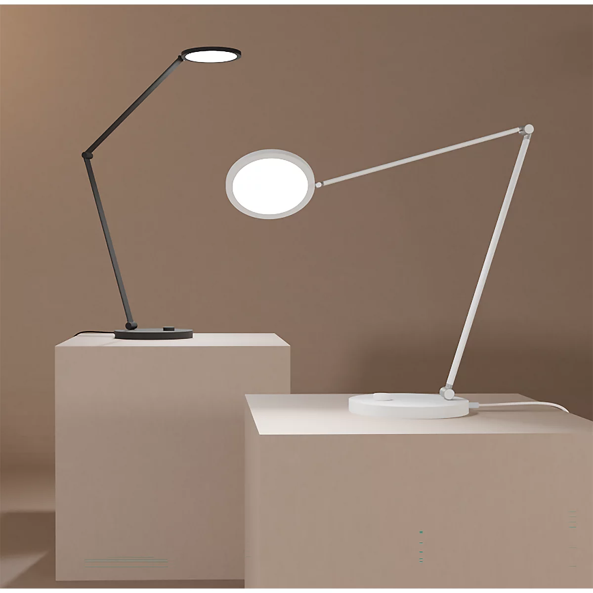 Zwei moderne Schreibtischlampen in Schwarz und Weiß stehen auf hellen Sockeln vor einem beigefarbenen Hintergrund.